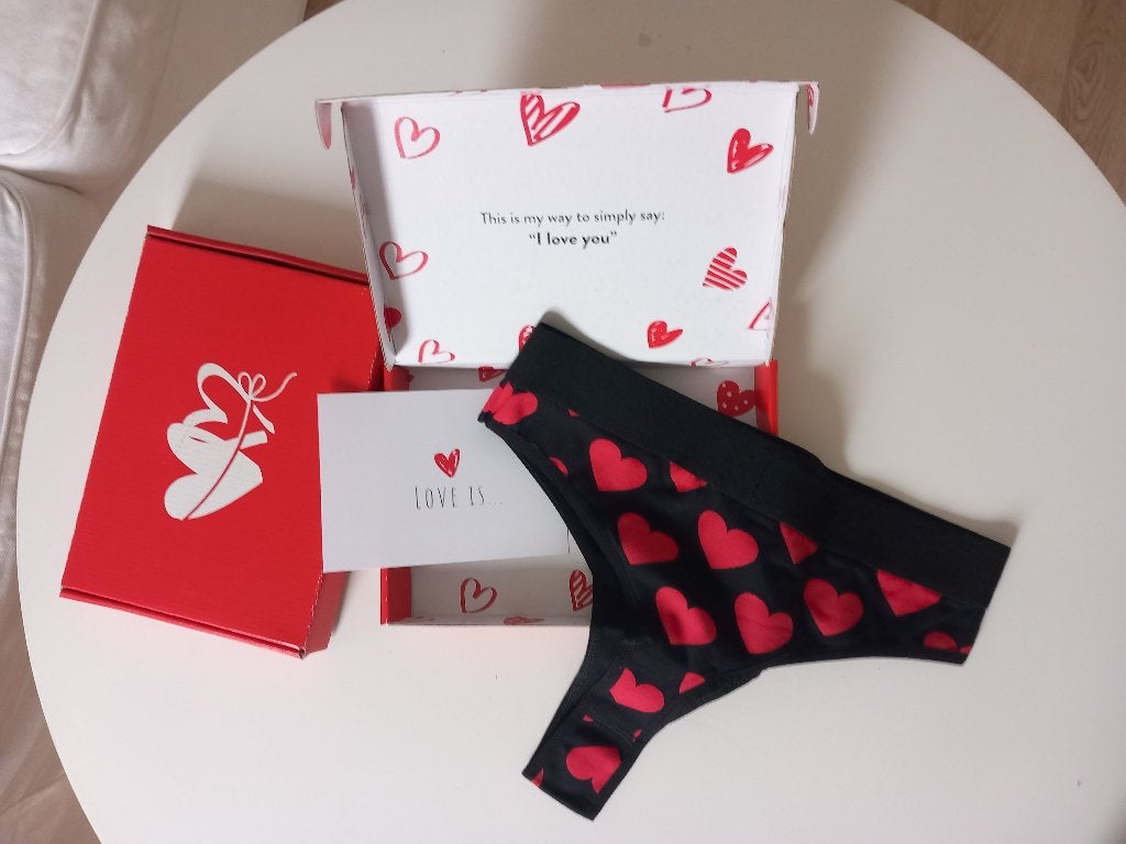 NIEUW Luxe String Cadeauset "Love Is..." Zwart/Rood (S,L,XL), Ophalen of Verzenden, Rood, String