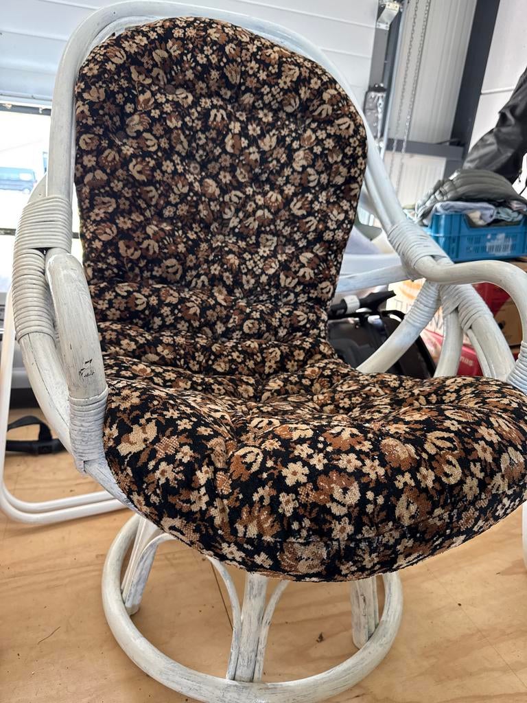 Vintage Draaistoel “oma stoel” met dik kussen, Huis en Inrichting, Stoelen, Ophalen, Gebruikt, Wit, Eén