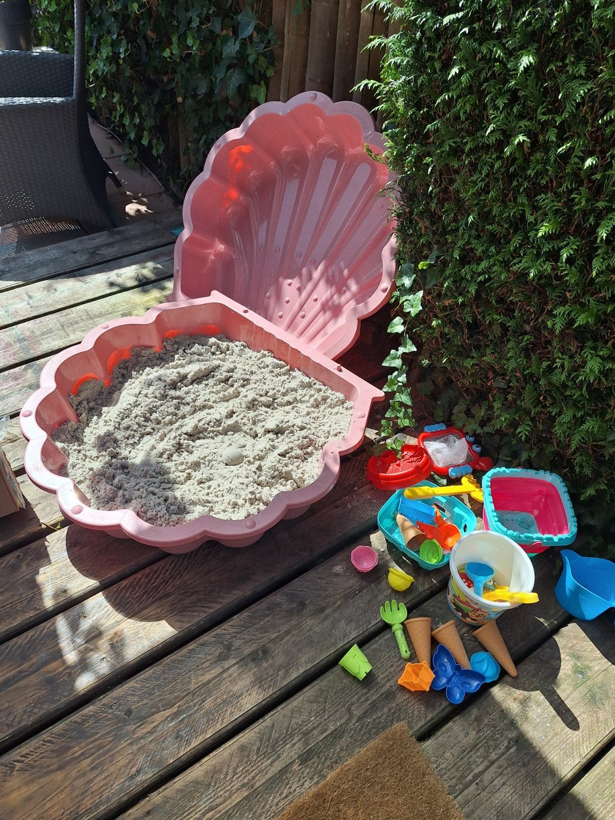 Roze schelp zandbak met zandspeelgoed, Ophalen, Zo goed als nieuw