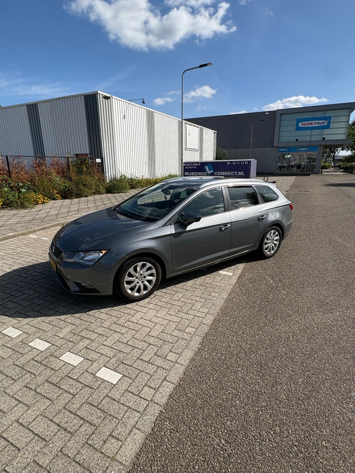 Seat Leon 1.6 TDI 110pk 2014 Grijs, Auto's, Voorwielaandrijving, 4 cilinders, Leon, Origineel Nederlands