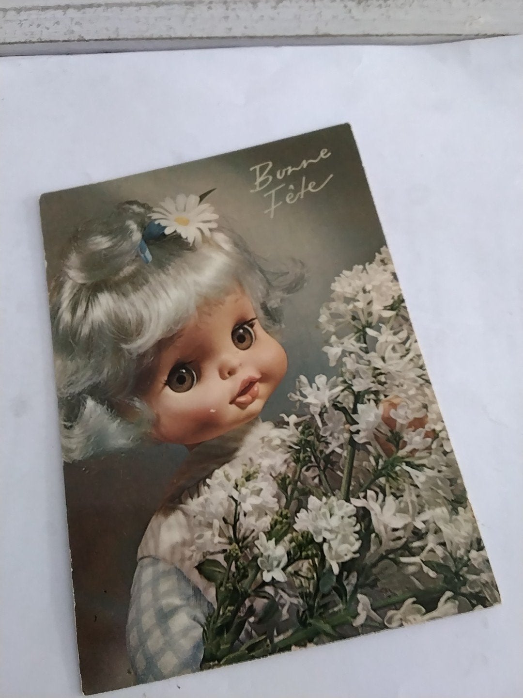 Vintage Franse Ansichtkaart - 'Bonne Fête' Pop met Bloemen, Verzamelen, Ophalen of Verzenden, 1960 tot 1980, Gelopen