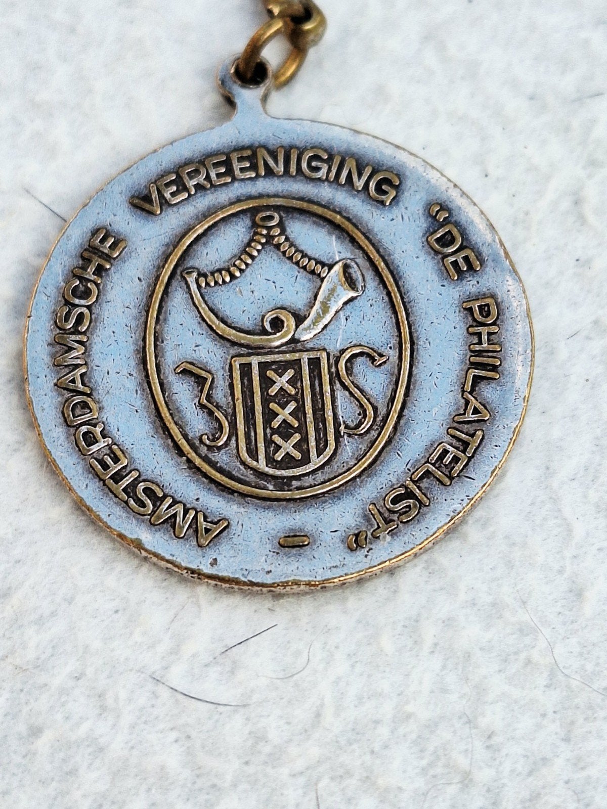 Sleutelhanger Amsterdamse Philatelisten Vereniging 1927-1977, Ophalen of Verzenden, Brons, Nederland