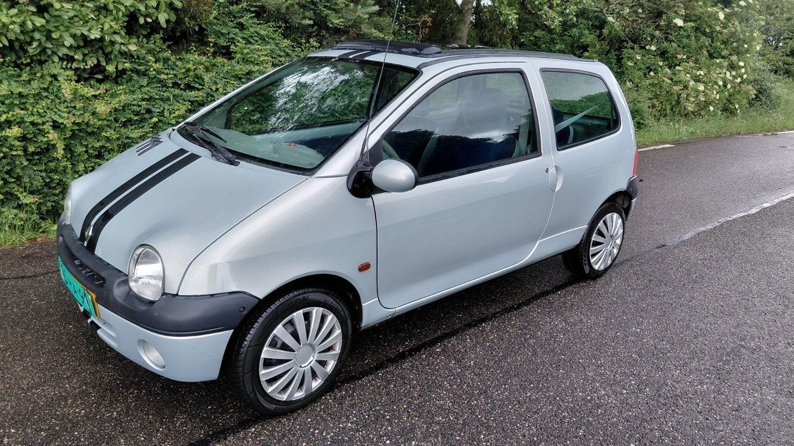 Zeer nette twingo 109 000 km glazenschuifdak nw apk, Voorwielaandrijving, 600 kg, 4 cilinders, Origineel Nederlands