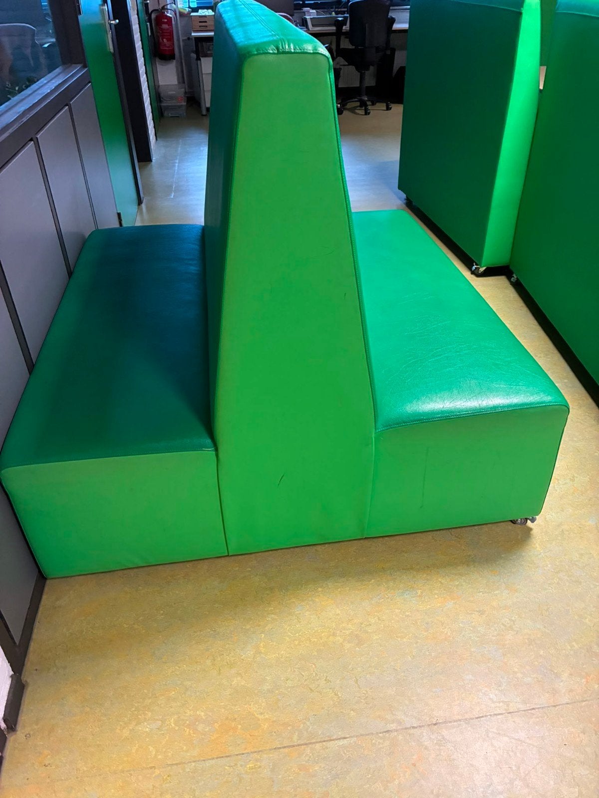Groene bank met rugleuning, 130 cm breed moet weg, Huis en Inrichting, Banken | Bankstellen, Ophalen, Overige materialen, Gebruikt