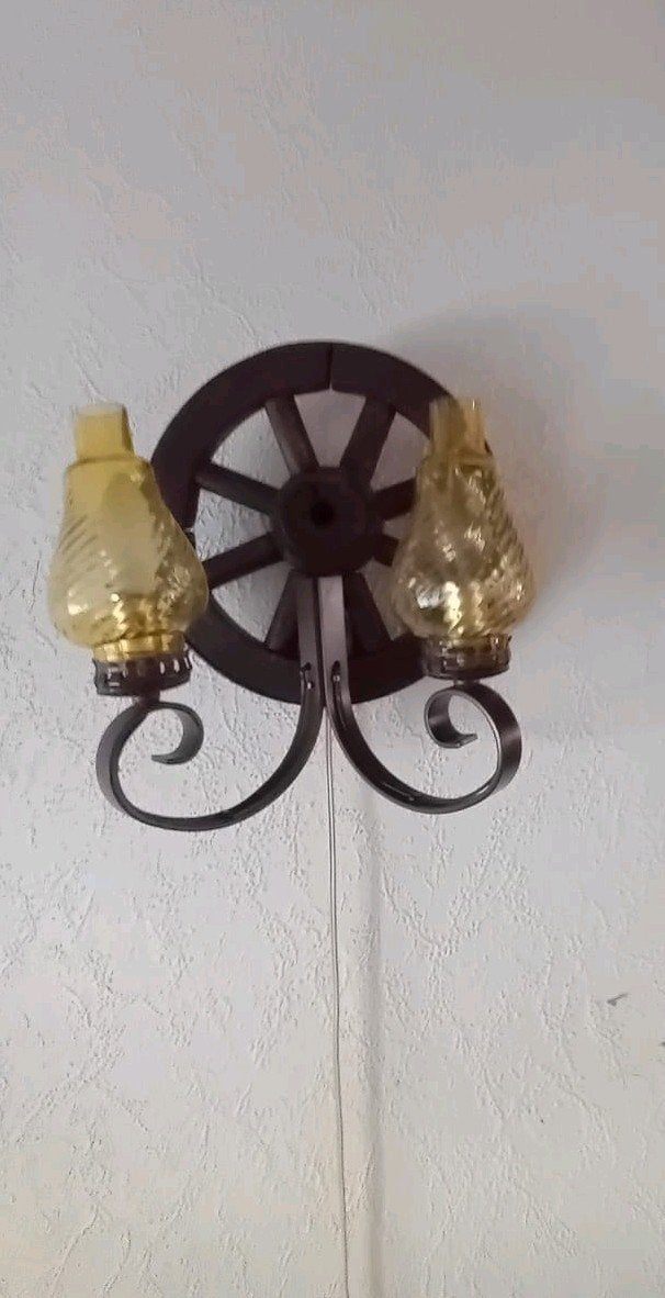 Rustieke wandlamp met wagenwiel, Ophalen
