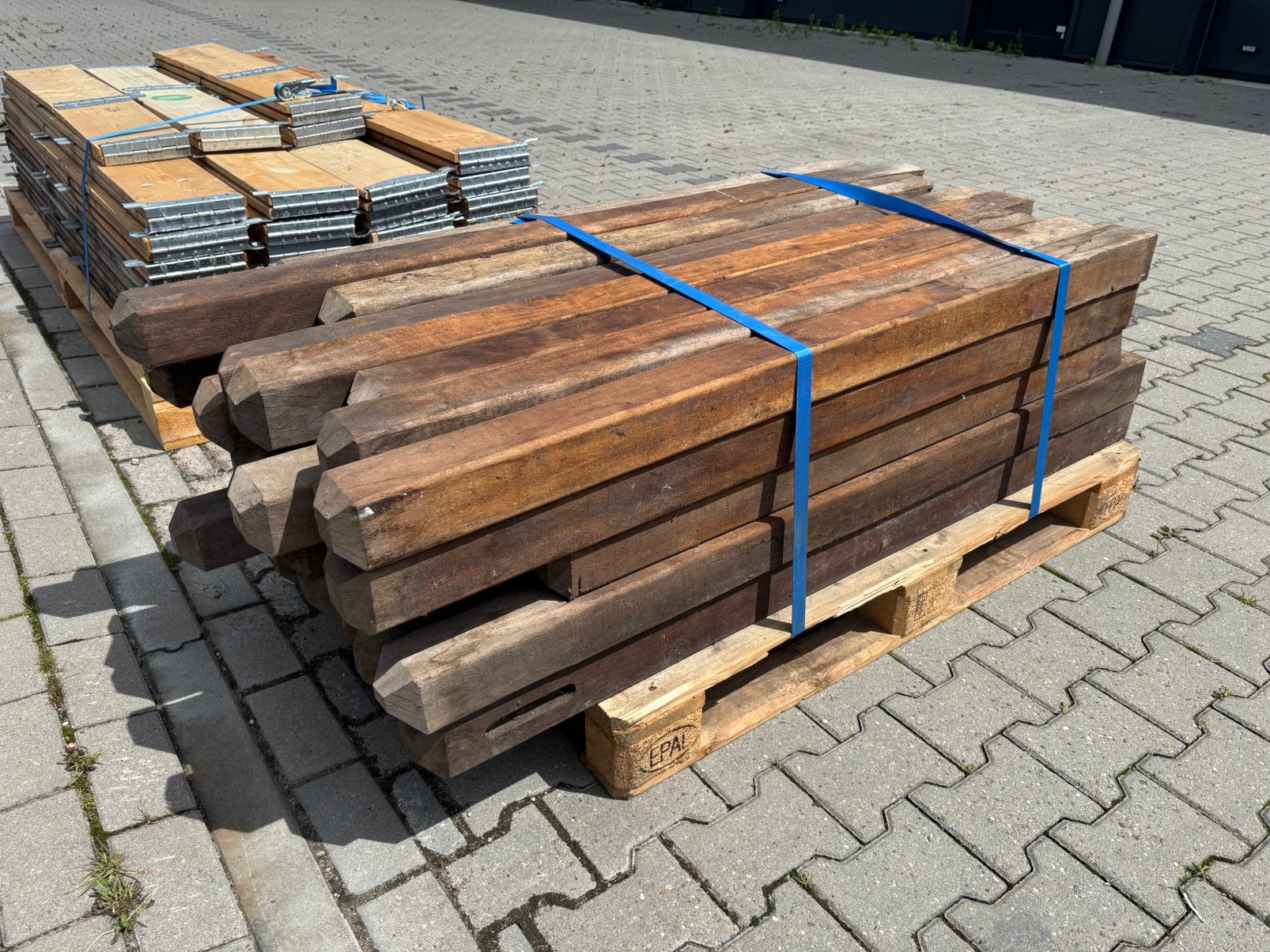 Partij zware hardhouten palen / balken, gebruikt, Ophalen, Gebruikt, 50 mm of meer, Pallet