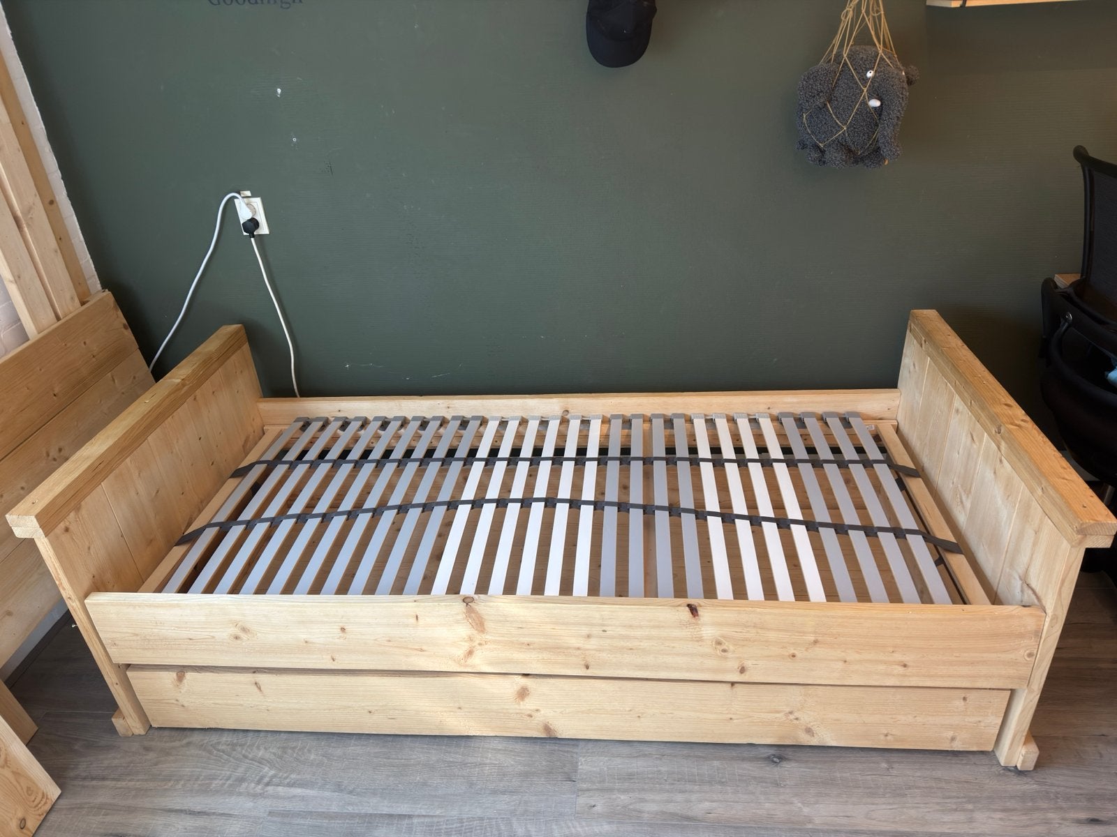 Eenpersoonsbed van steigerhout met uitschuifbaar logeerbed, Huis en Inrichting, Ophalen, Overige maten, Hout, 100 cm