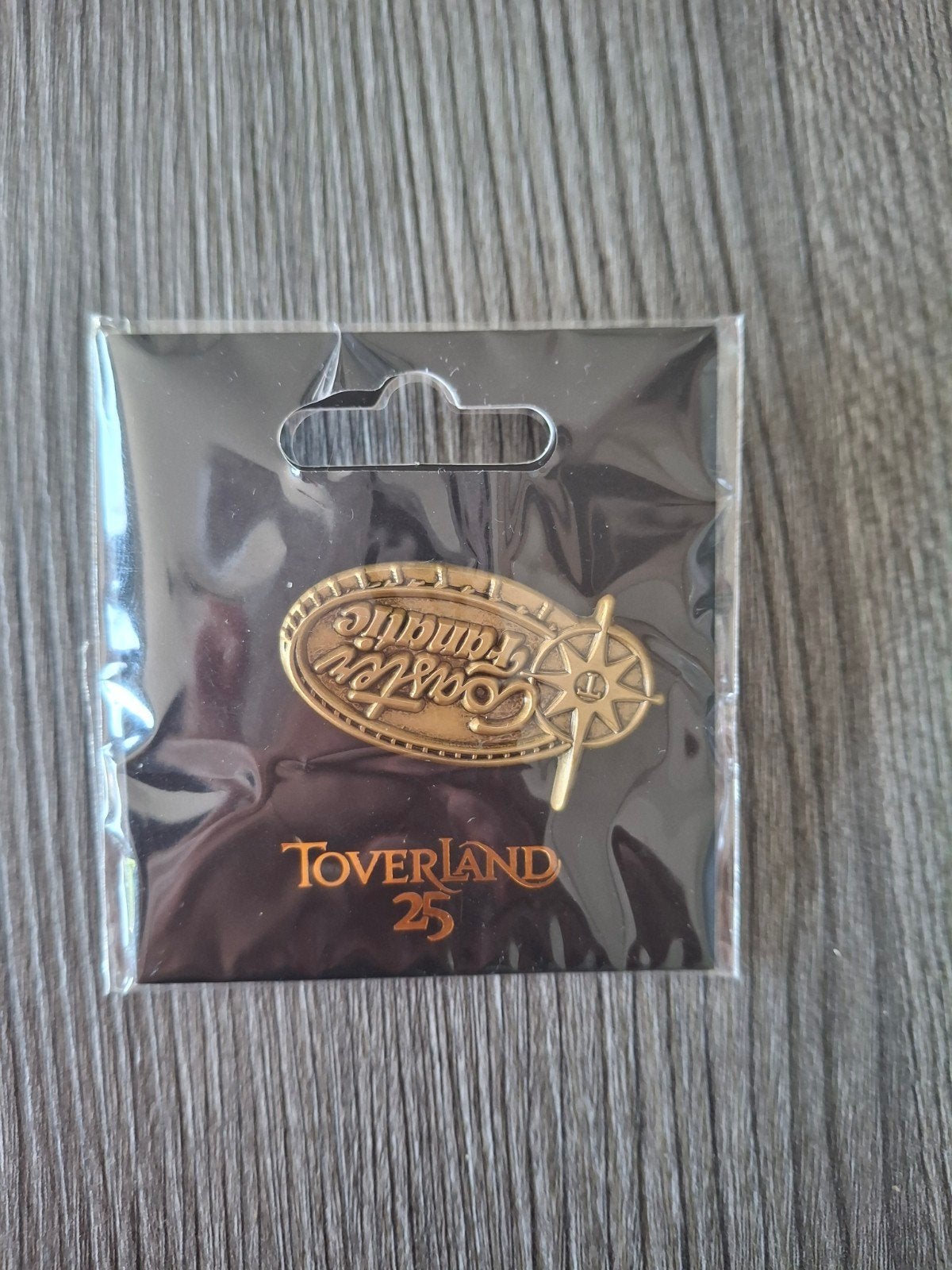 Toverland Coaster Fanatic Pin - 25 jaar jubileum, Verzamelen, Ophalen of Verzenden, Nieuw, Overige onderwerpen, Speldje of Pin