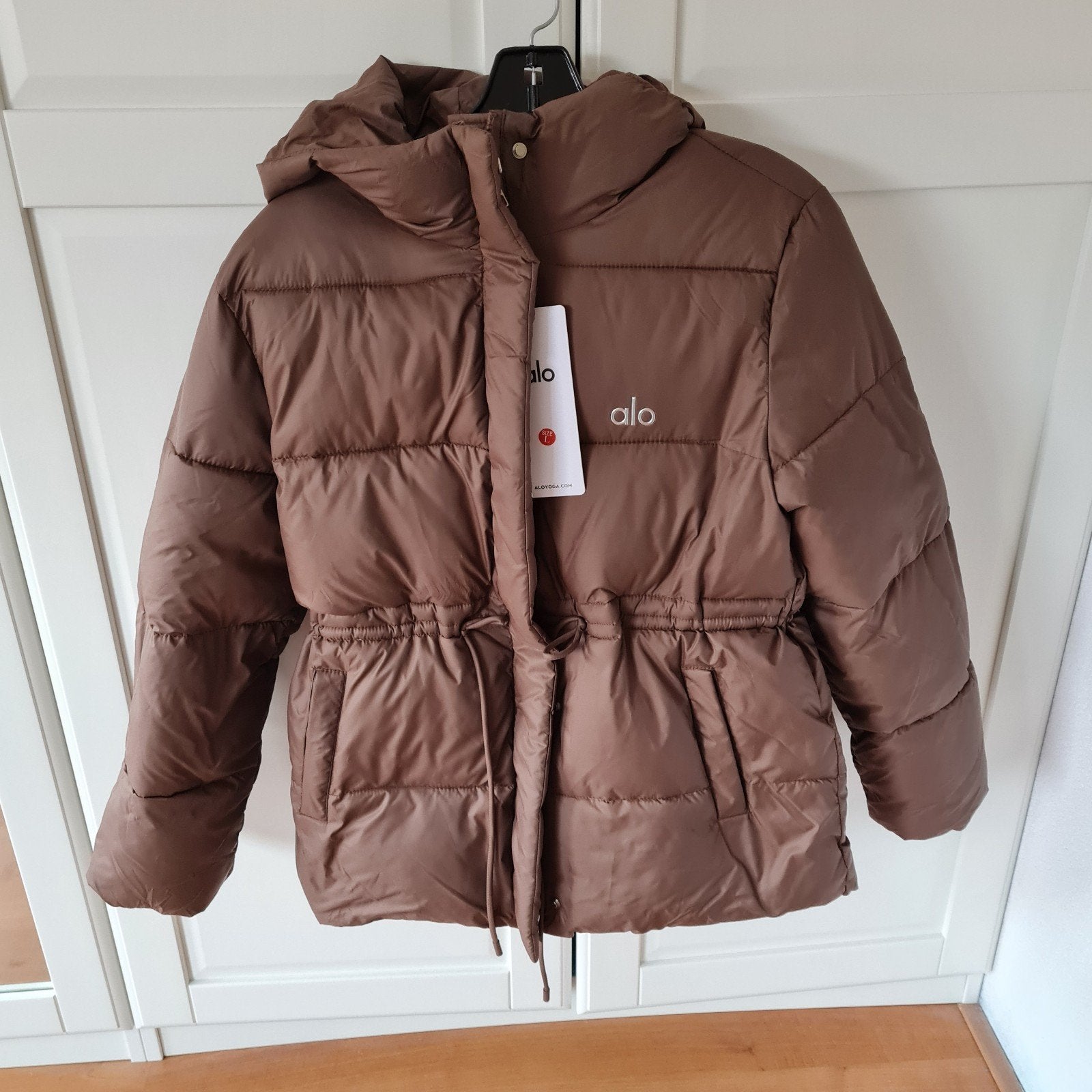 Alo Yoga Puffer Jacket - Bruin, Maat 38/40 (M), Bruin, Alo Yoga, Nieuw