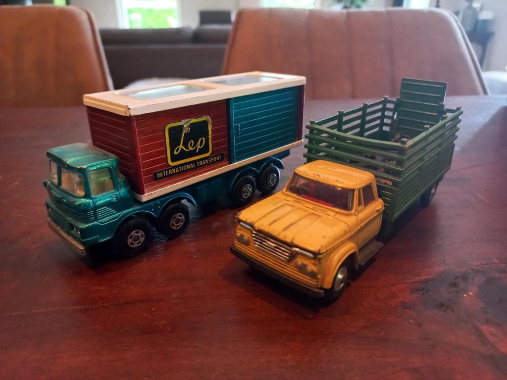 Mooie set: Freight Liner truck + Dodge Veewagen., Ophalen of Verzenden, Bus of Vrachtwagen