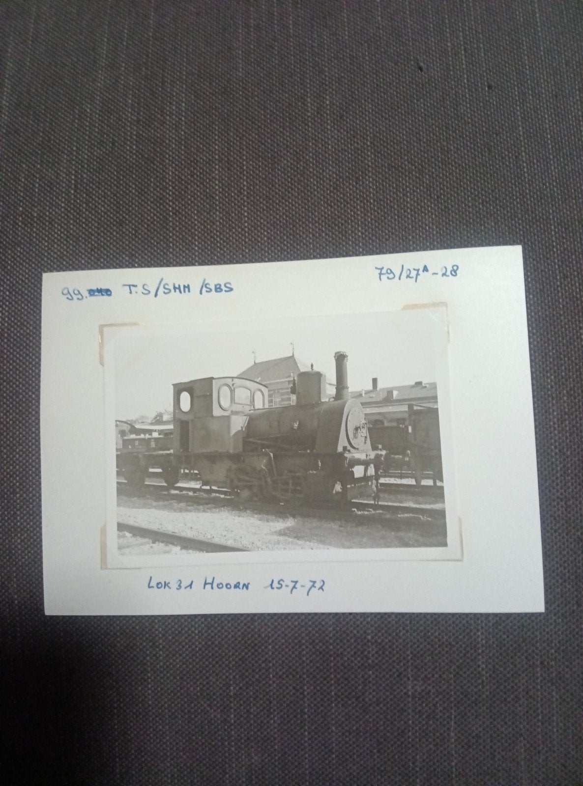 Zwart-wit foto van Lok 31 Hoorn, 15-7-72, Ophalen of Verzenden, Gebruikt, Trein, Kaart of Prent