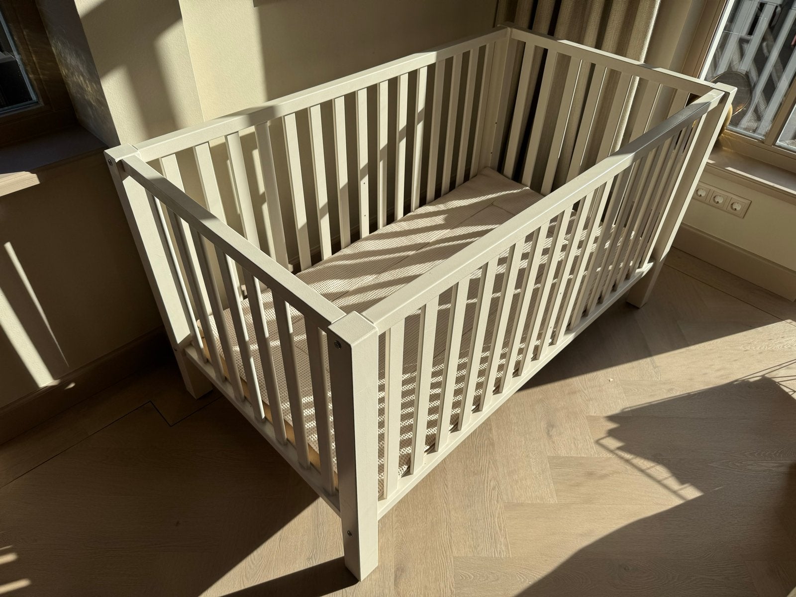 Tweelingbox in kleur Clay met tweezijdig boxkleed, Ophalen, Gebruikt, 140 tot 160 cm, 70 tot 85 cm
