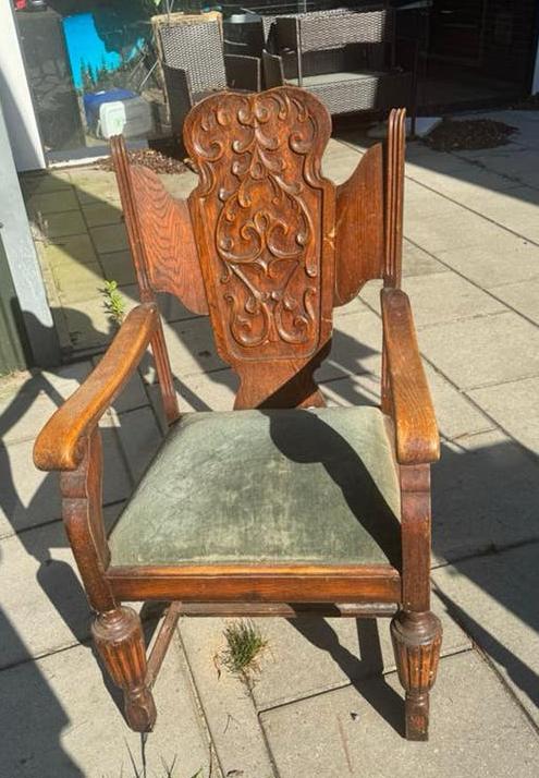 Antieke houten stoel met gesneden rugleuning, Ophalen