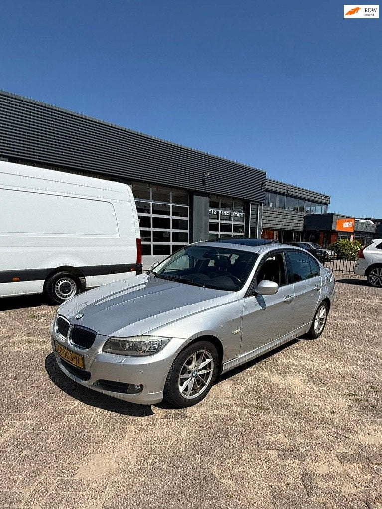 BMW 3-serie 318i High Executive automaat DOOR INRUIL GEKREGE, Auto's, Automaat, Euro 5, Parkeersensor, 1365 kg