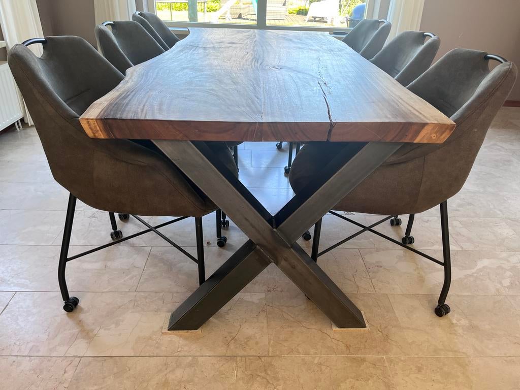 Massief houten eettafel met metalen onderstel, Huis en Inrichting, Tafels | Eettafels, Ophalen, Gebruikt, 100 tot 150 cm, Vijf personen of meer