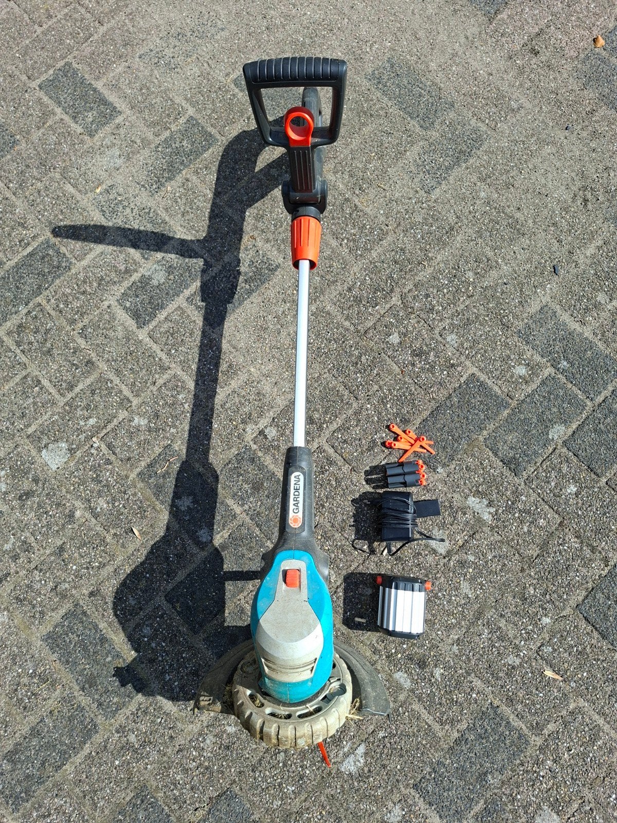 Gardena Accu-grastrimmer met lader en extra messen, Ophalen, Cirkelmaaier, Gebruikt, Minder dan 30 cm