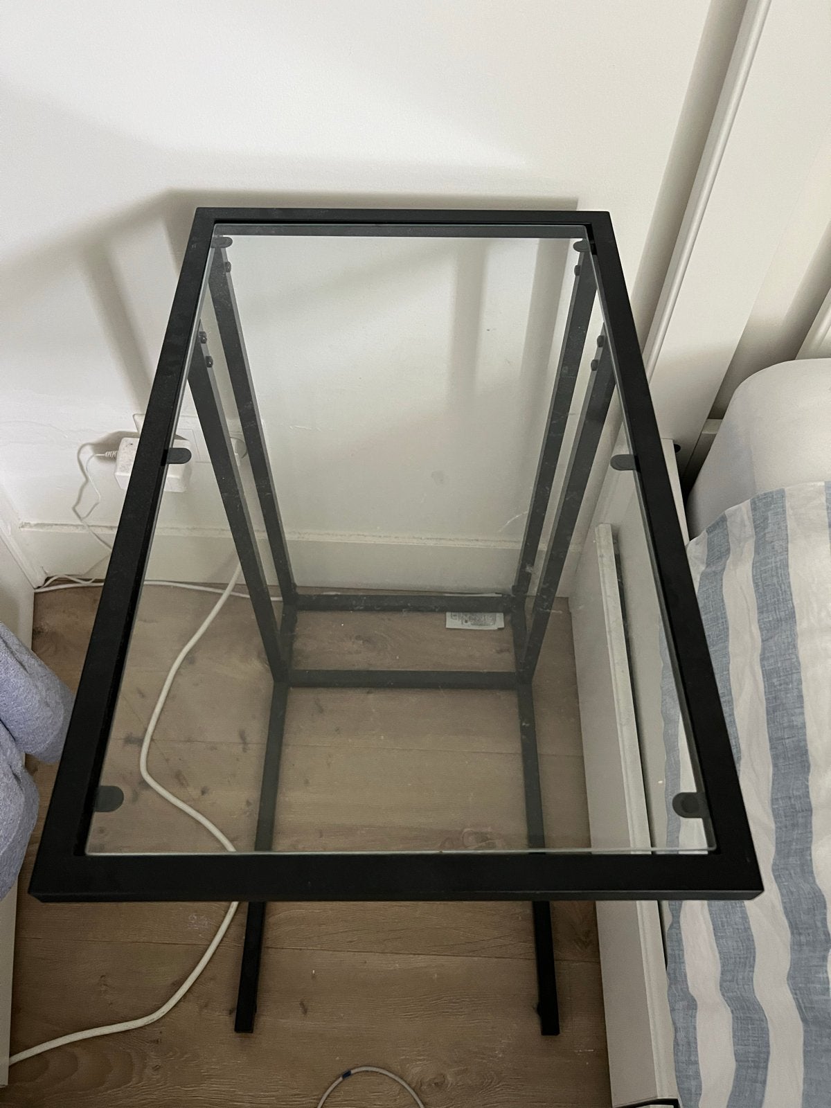 Zwarte bijzettafel met glazen blad, Huis en Inrichting, Tafels | Bijzettafels, Gebruikt, 55 tot 75 cm, Glas, Rechthoekig