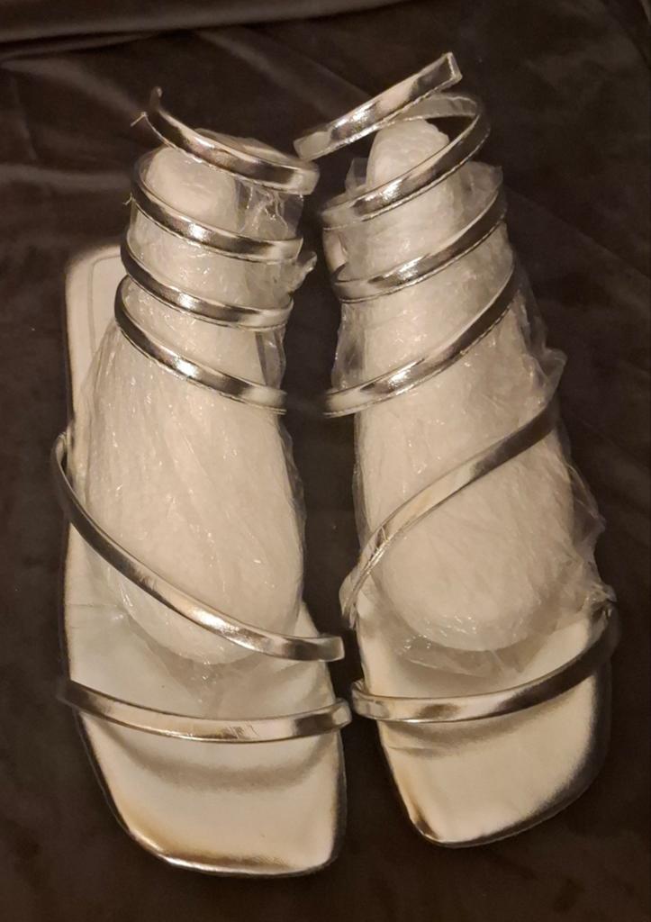 Nieuwe zilveren bandjes sandaaltjes mt 39, Kleding | Dames, Ophalen of Verzenden, Nieuw, Overige kleuren, Sandalen of Muiltjes