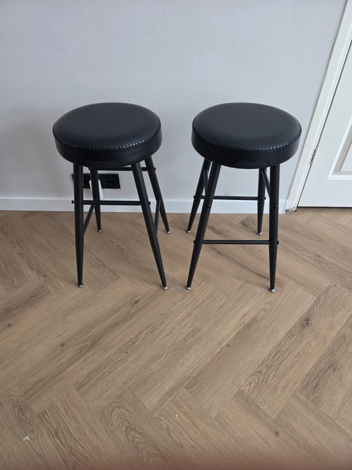 2 barkrukken / keukenstoelen, Ophalen, Zo goed als nieuw, Leer, 60 tot 90 cm