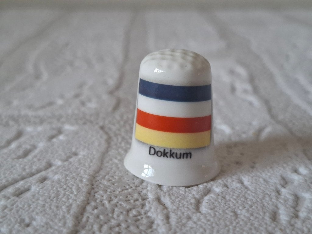 Dokkum Vingerhoed met Vlag van Dokkum van Porselein, Ophalen of Verzenden, Nieuw, Porselein, Nederland