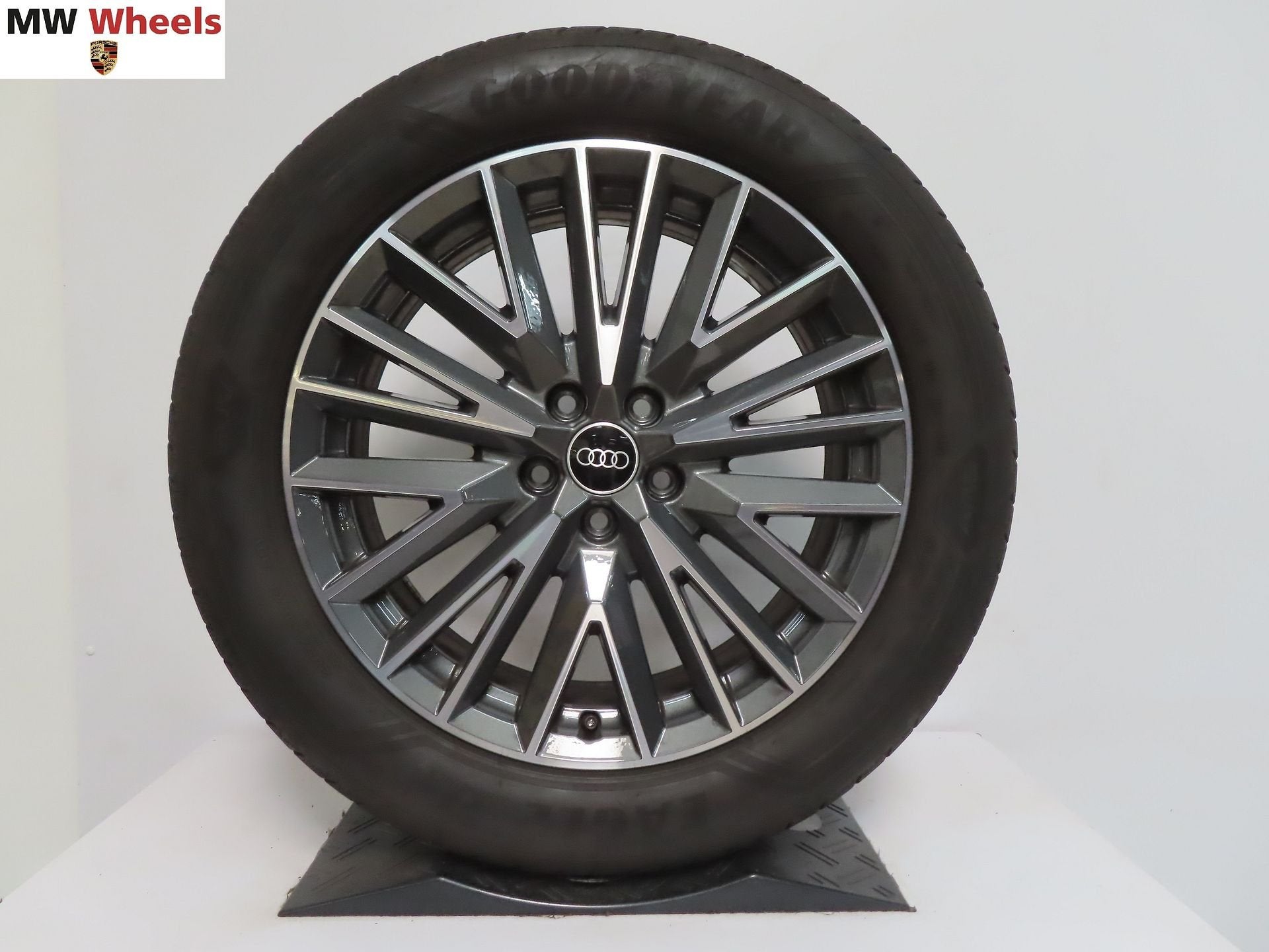 Originele Audi Q3 19 inch S line velgen met zomerbanden, 19 inch, Gebruikt, -, -