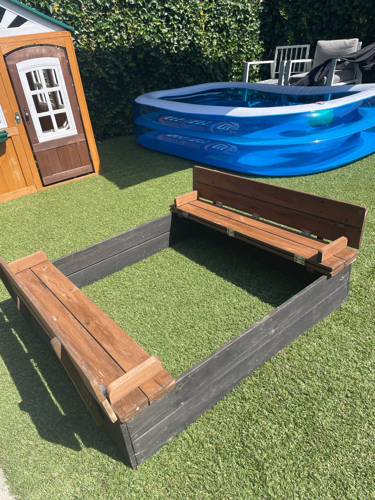 Zandbak met bankjes en deksel 100x95 cm, Kinderen en Baby's, Ophalen, Zo goed als nieuw