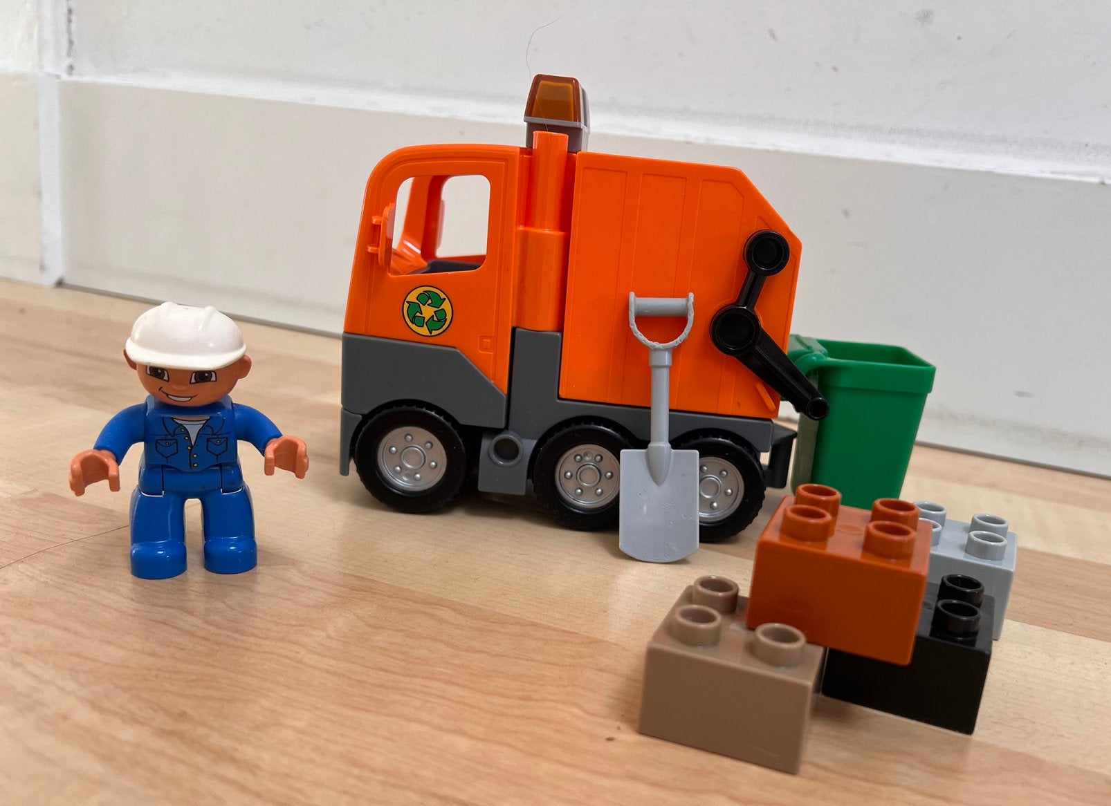 Duplo Vuinisauto met mannetje, schep, kliko en stenen, Ophalen of Verzenden, Zo goed als nieuw, Duplo