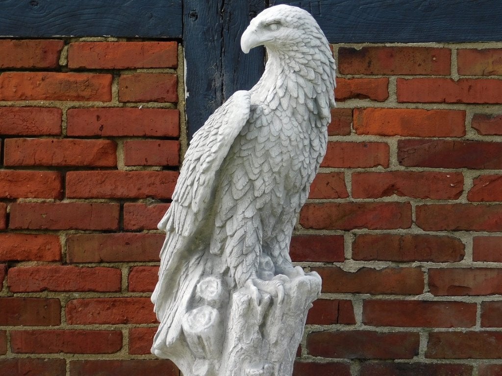 Adelaar op Boomstronk - 105 cm - Steen, Tuin en Terras, Tuinbeelden, ., Ophalen of Verzenden, ., .