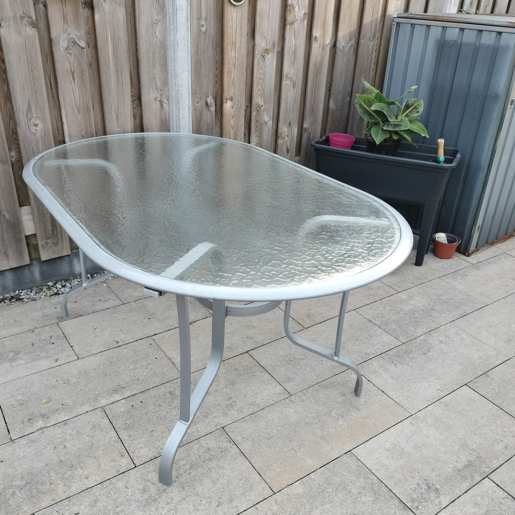 GRATIS af te halen! Tuintafel met stevige glasplaat, Tuin en Terras, Ophalen, Gebruikt, Ovaal, Metaal