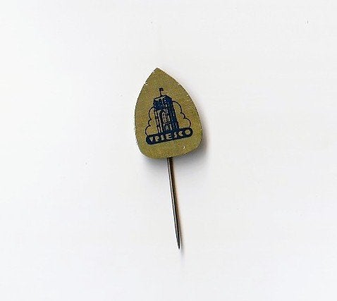 blikken speld VRIESCO Leeuwarden gordijnfabrikant/grooth., Verzamelen, Speldjes, Pins en Buttons, Ophalen of Verzenden, Gebruikt