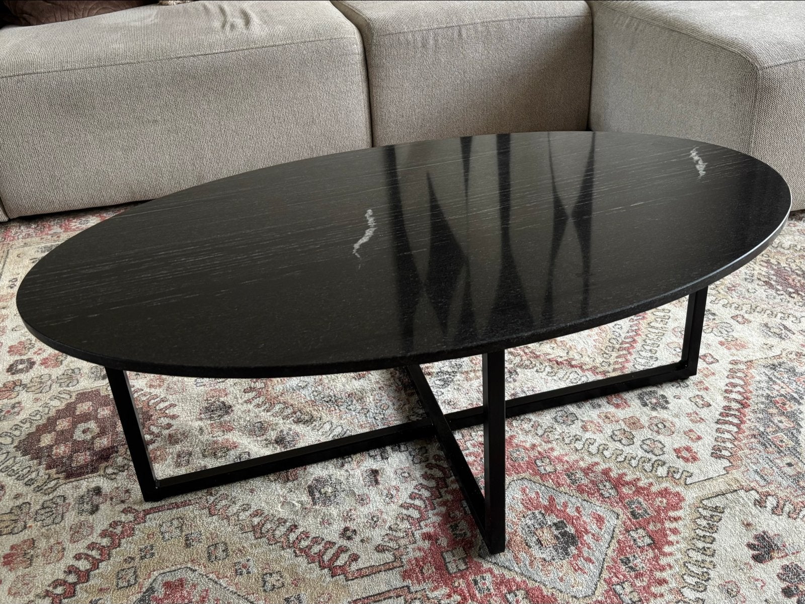 salontafel met marmeren blad - staal onderstel - ovaal, Huis en Inrichting, Ophalen, 100 tot 150 cm, 50 tot 100 cm, Zo goed als nieuw