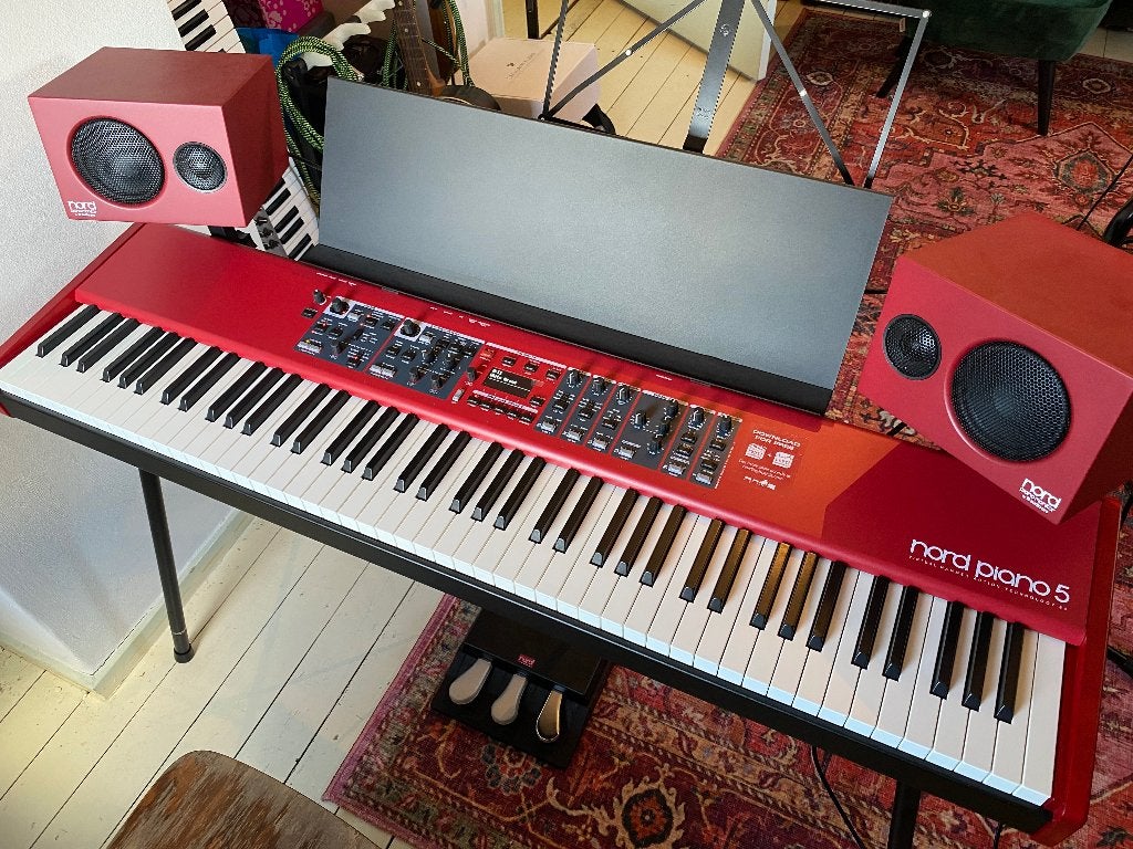 Nord Piano 5 helemaal compleet (speakers, onderstel, etc), 88 toetsen, Zo goed als nieuw, Aanslaggevoelig, Ophalen