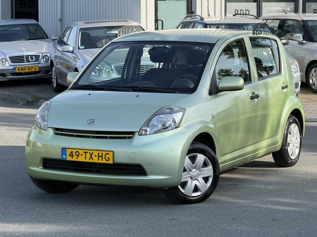 Daihatsu Sirion 2 1.3-16V Comfort Nieuwe apk bij aflevering, Auto's, Daihatsu, Voorwielaandrijving, Stof, Gebruikt, 31 €/maand
