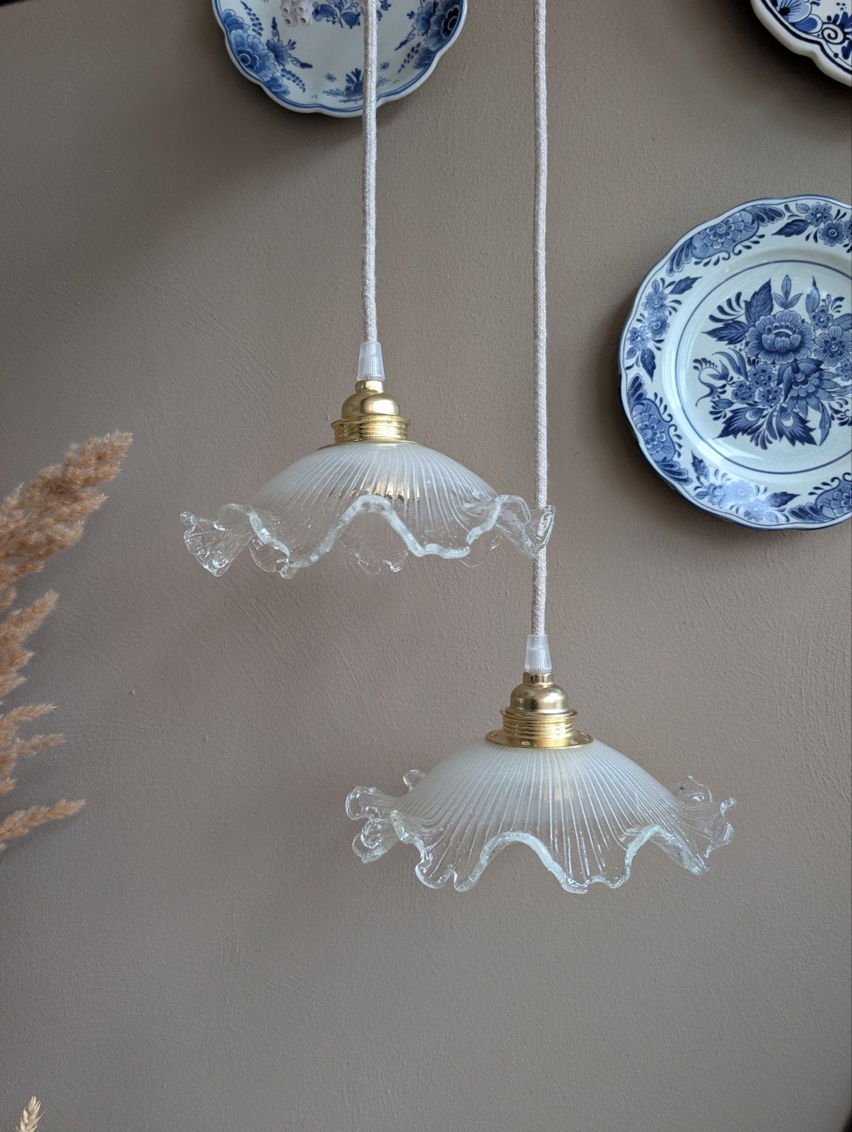 vintage hanglamp met prachtig geslapen glazen kapjes, Huis en Inrichting, Ophalen of Verzenden, Zo goed als nieuw, Glas, E27 (groot)