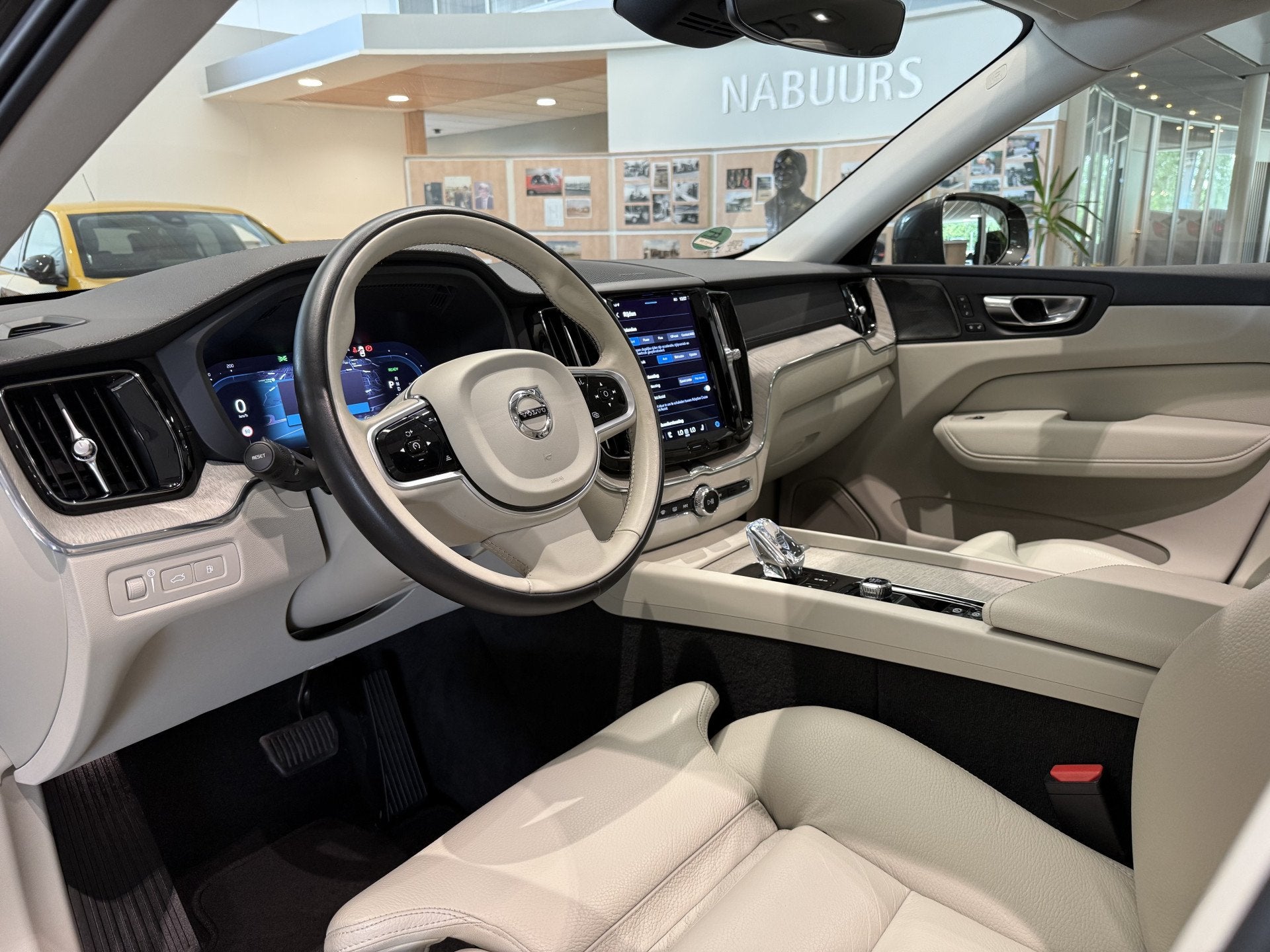 Volvo XC60 2.0 T6 Plug-in AWD Inscription NL auto, Luchtveri, Auto's, Volvo, Automaat, 12 maanden, Gebruikt, Euro 6