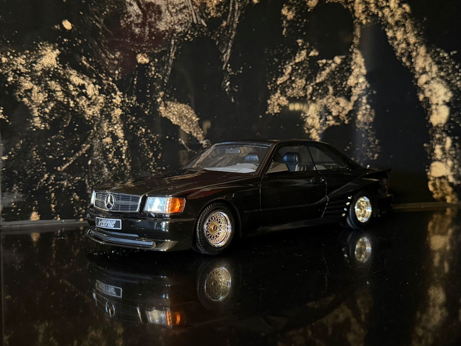 Ottomobile 1:18 Mercedes-Benz 560 SEC Koenig Specials (1992), Eén persoon
