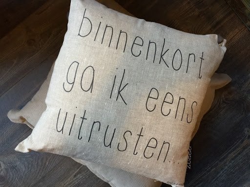 Zusss sierkussen "binnenkort ga ik eens uitrusten", Zusss, Beige, Met print, Vierkant