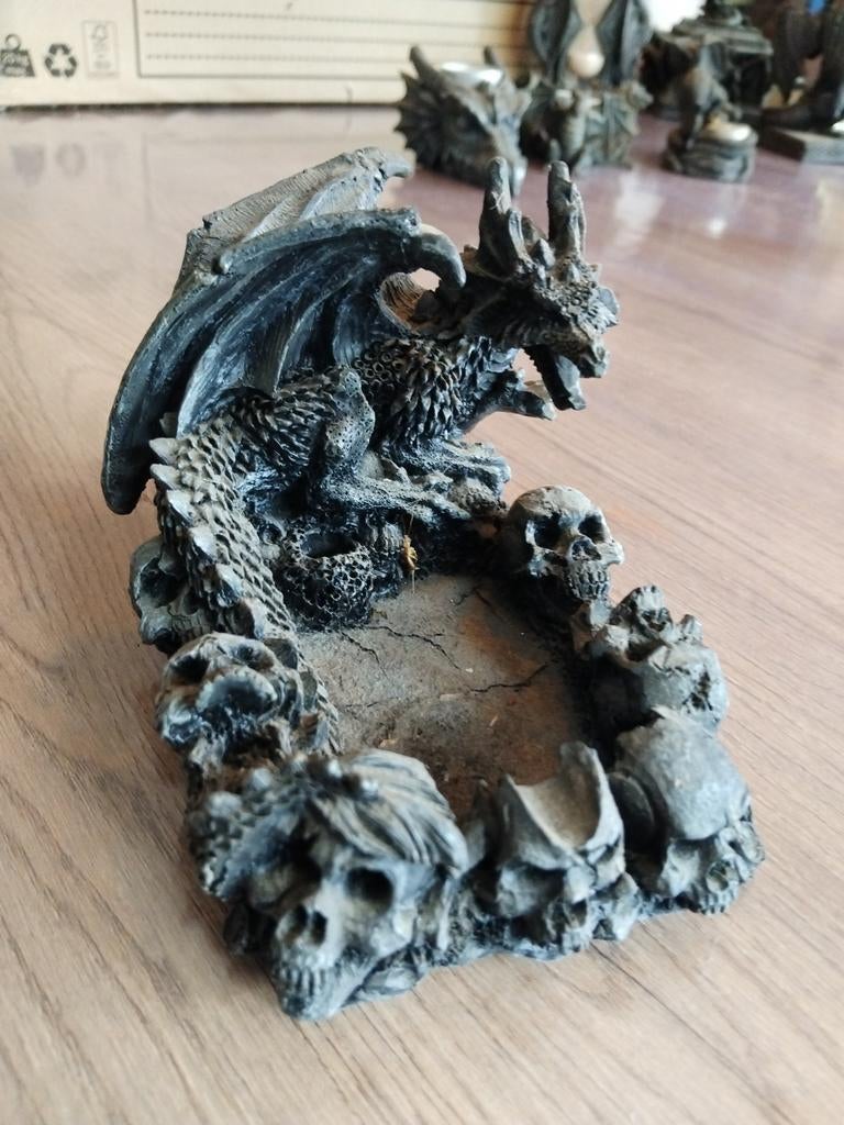 Draak met schedels beeldje - Fantasy decoratie asbak, Verzamelen, Beelden en Beeldjes, Ophalen of Verzenden, Gebruikt