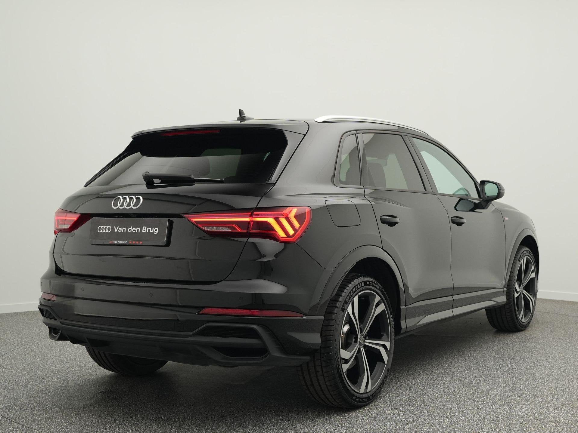 Audi Q3 45 TFSI e S edition 245 PK Automaat | Navigatie | El, Gebruikt, Leder en Stof, Zwart, Hybride Elektrisch/Benzine