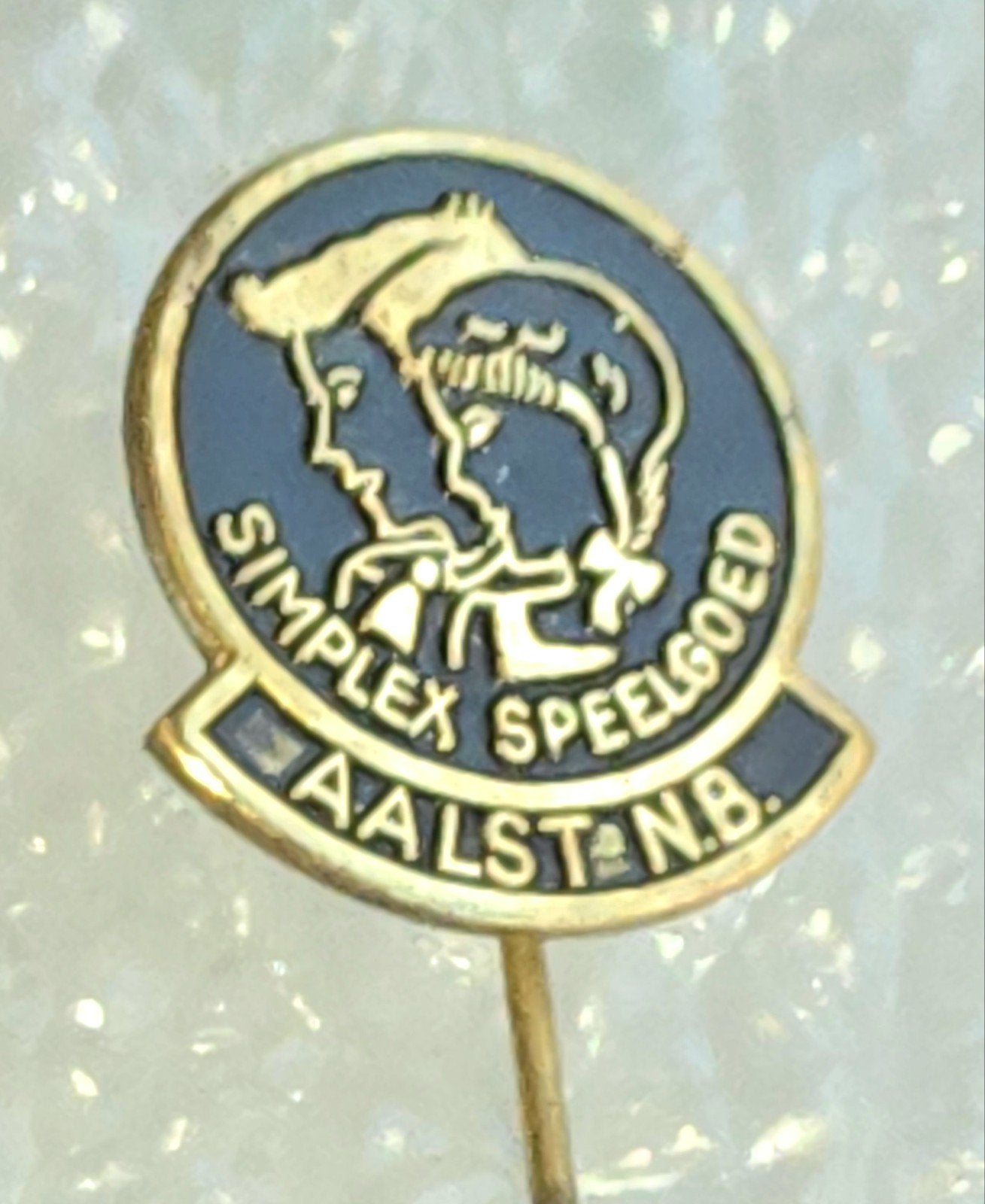 Vintage Speldje Simplex Speelgoed Aalst N.B., Ophalen of Verzenden, Gebruikt, Overige onderwerpen, Speldje of Pin