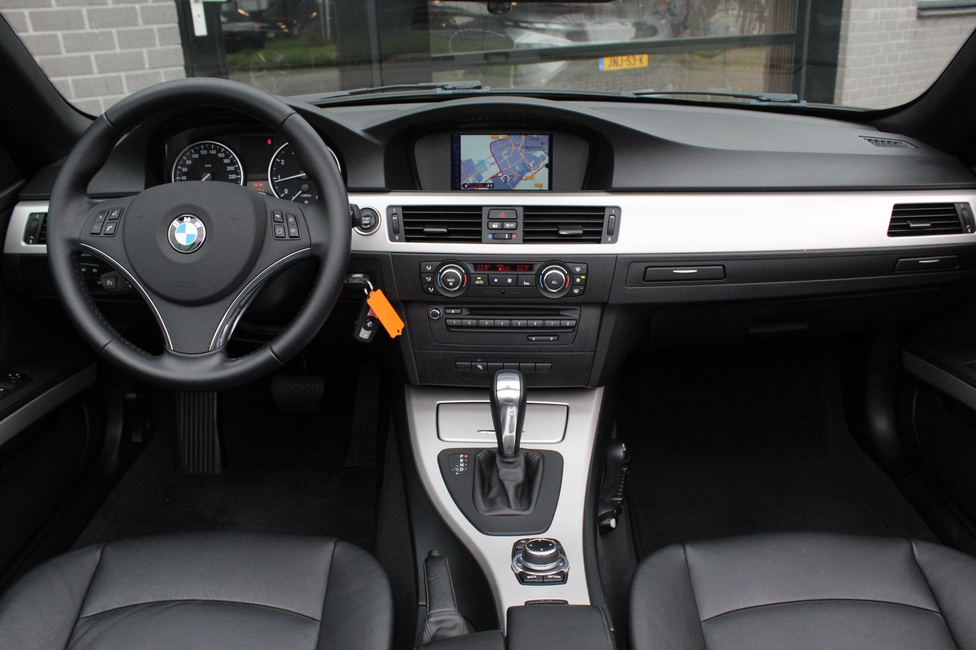 BMW 3 Serie Cabrio 320i High Executive / Leer / Xenon / 1ste, Achterwielaandrijving, 4 cilinders, 4 stoelen, Zwart