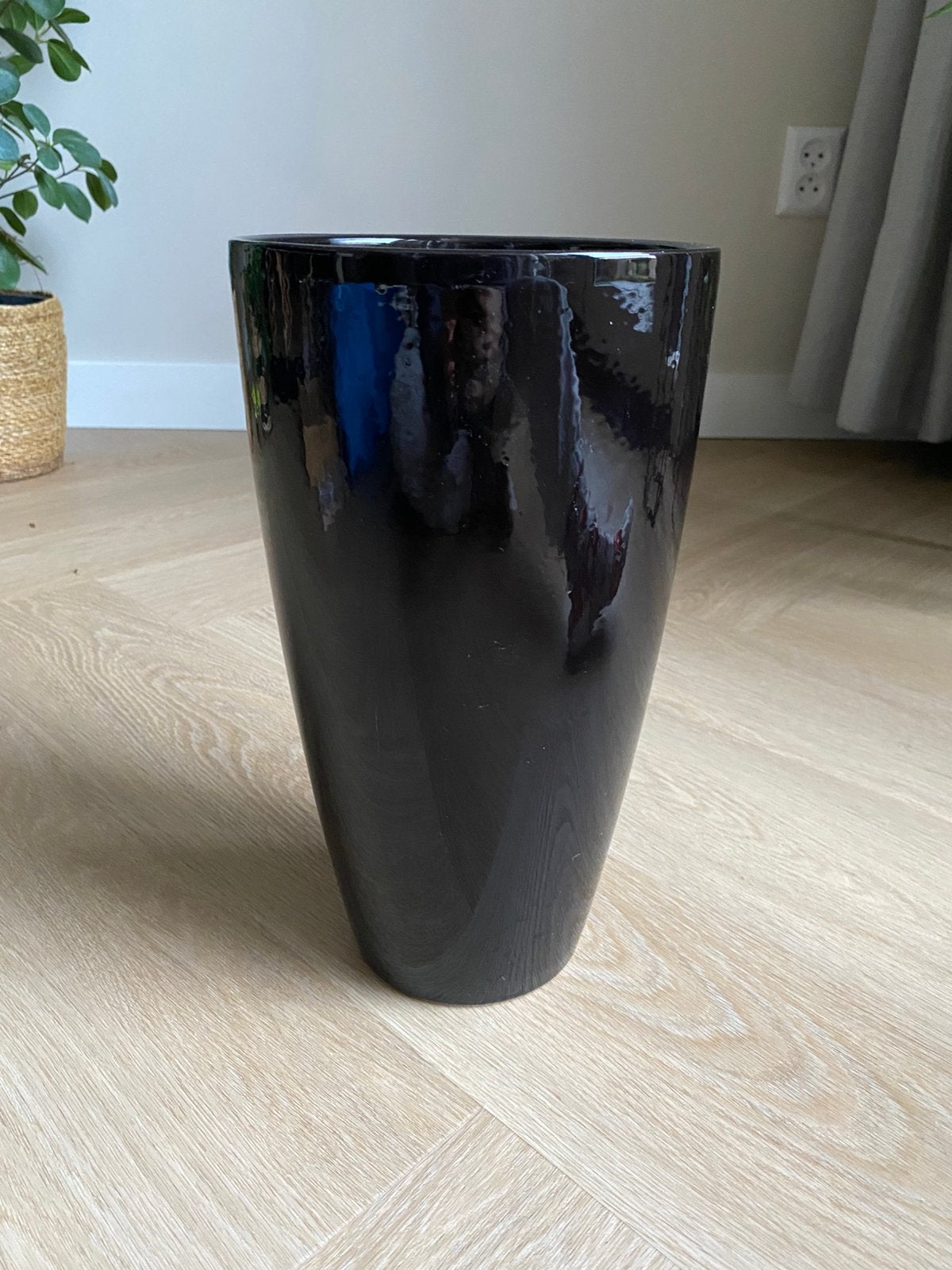 Zwarte vaas bloempot, Nieuw, Ophalen of Verzenden, Minder dan 40 cm, Balkon