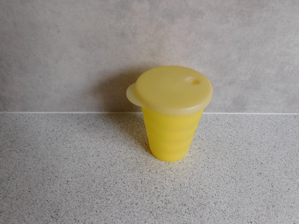 Tupperware Trendy Beker 330 ml. en Deksel Geel, Ophalen of Verzenden, Zo goed als nieuw, Geel, Beker of Kan