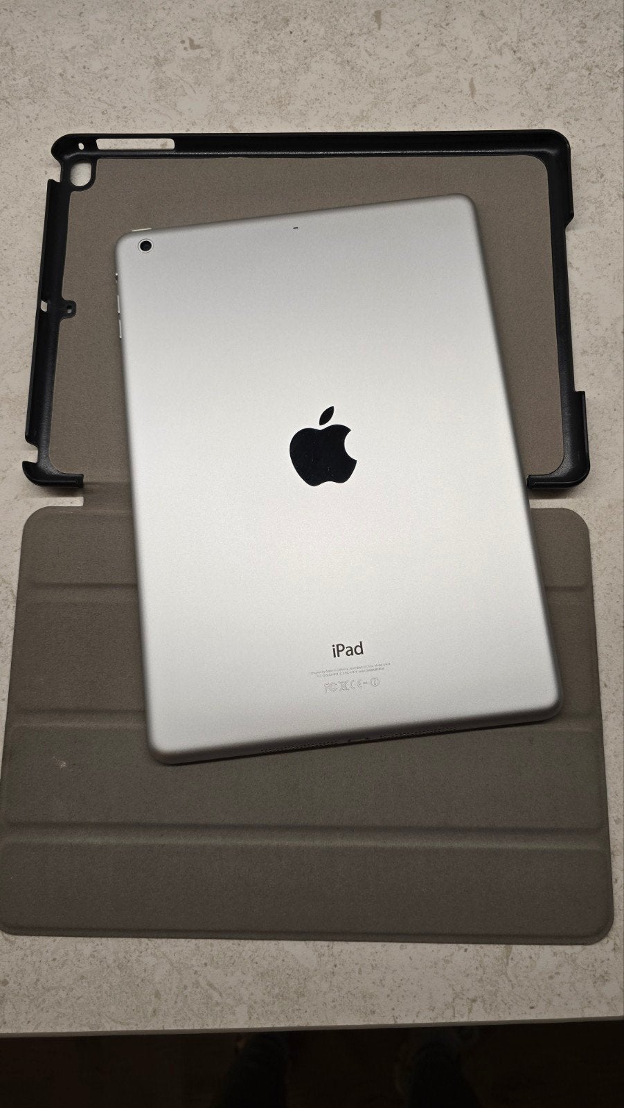 Apple iPad Air 1 model A1474 - Goed werkende tablet met hoes, 10 inch, Gebruikt, Apple iPad Air, Ophalen of Verzenden