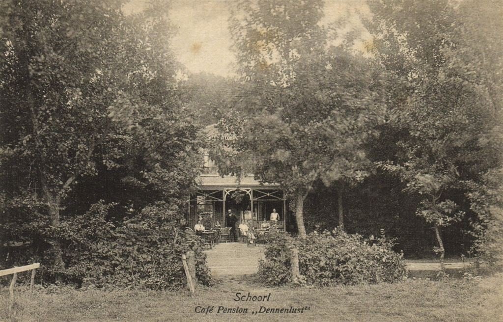 Schoorl, Cafe Pension Dennenlust - volk terras - ongelopen, Verzenden, 1920 tot 1940, Ongelopen, Noord-Holland