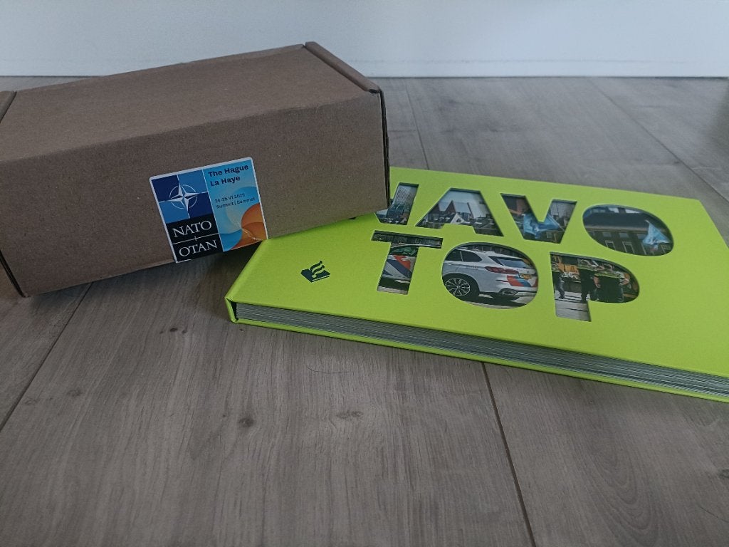 NAVO pakket verzegeld met origineel BOEK, Coin & Handoek, Ophalen of Verzenden, Nieuw
