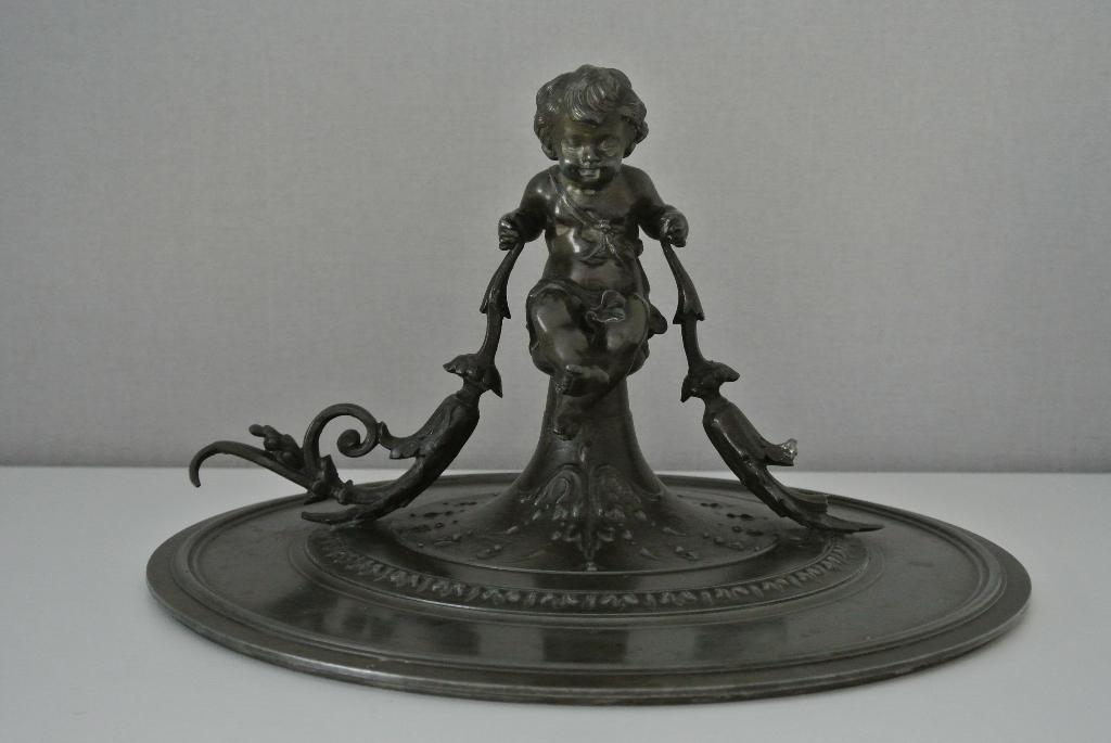 antiek  ijzeren / bronzen? deksel met putti beeld, Antiek en Kunst, Overige onderwerpen, Minder dan 20 cm, Ophalen of Verzenden