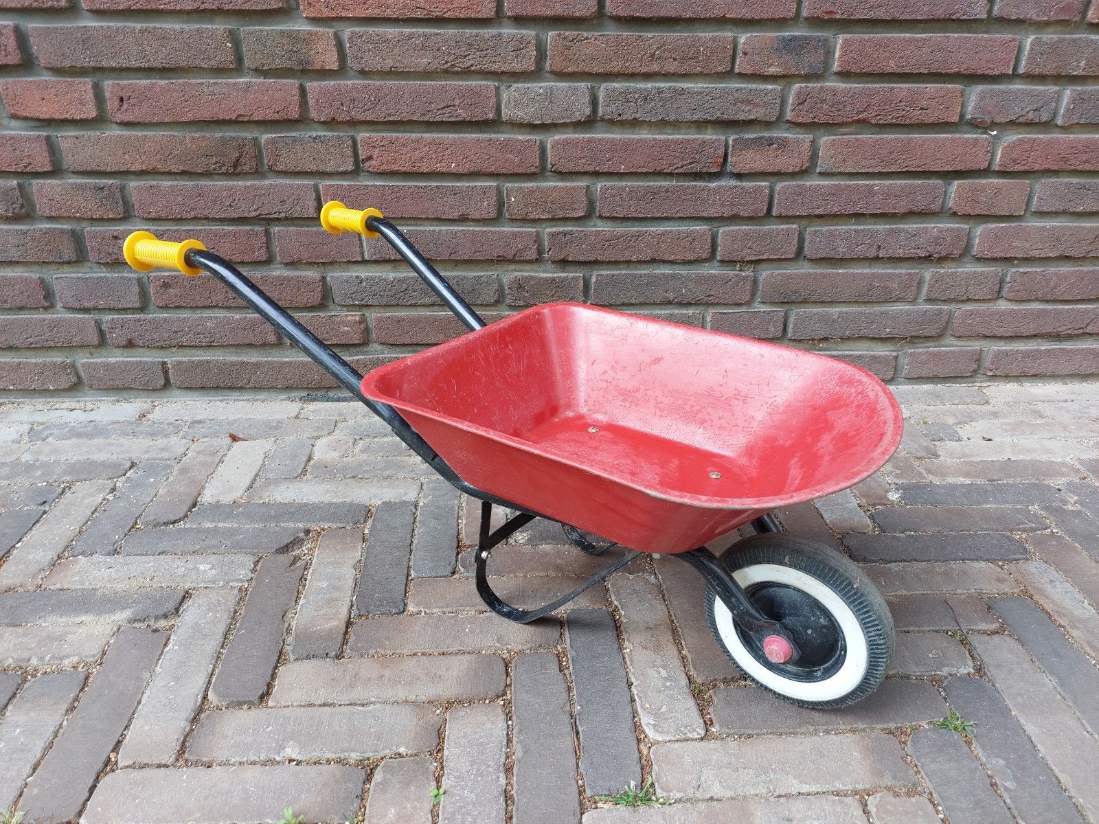 Rode kinder kruiwagen - Speelgoed voor buiten, Ophalen of Verzenden, Gebruikt, Duwvoertuig