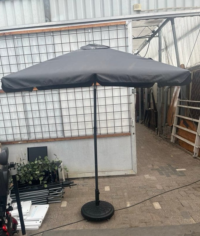 Parasol- Grijs, Ophalen, Verstelbaar, 2 tot 3 meter, Zo goed als nieuw