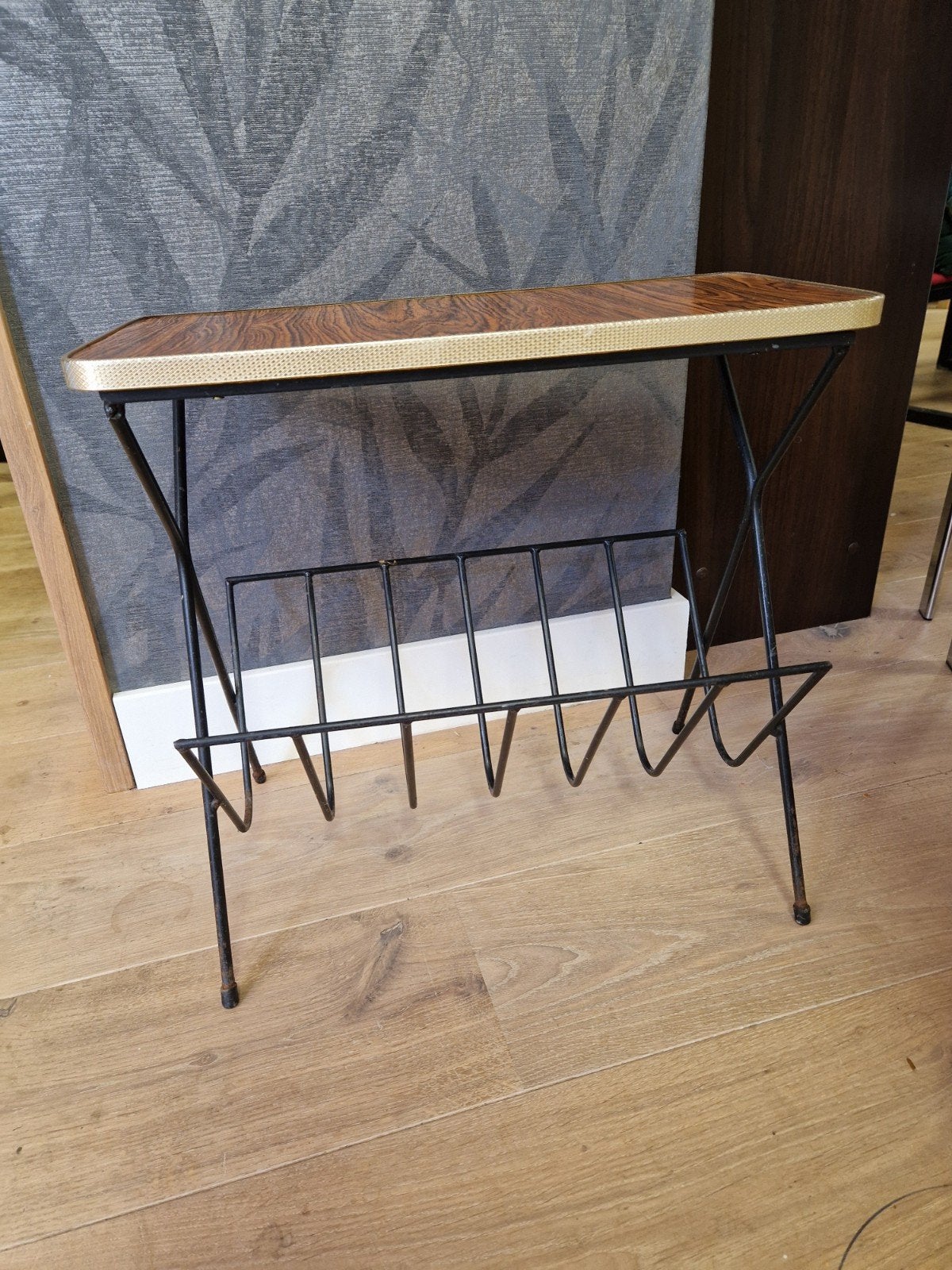 Vintage lectuurbak / bijzettafel met houtnerf blad, Meerdere vakken, Gebruikt, Metaal, Onbekend